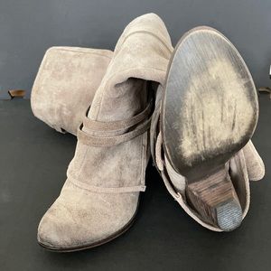 Fergie Lattitude Genuine Leathersuede 8.5 boots